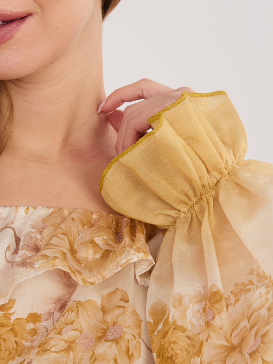 Bluză galbenă cu imprimeu floral și umeri goi
