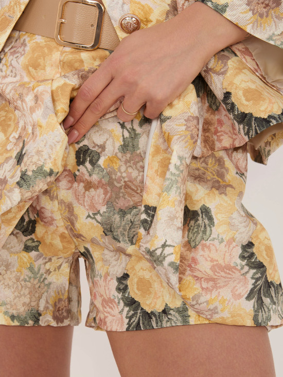 Pantaloni scurți galbeni cu imprimeu floral, croială largă și curea