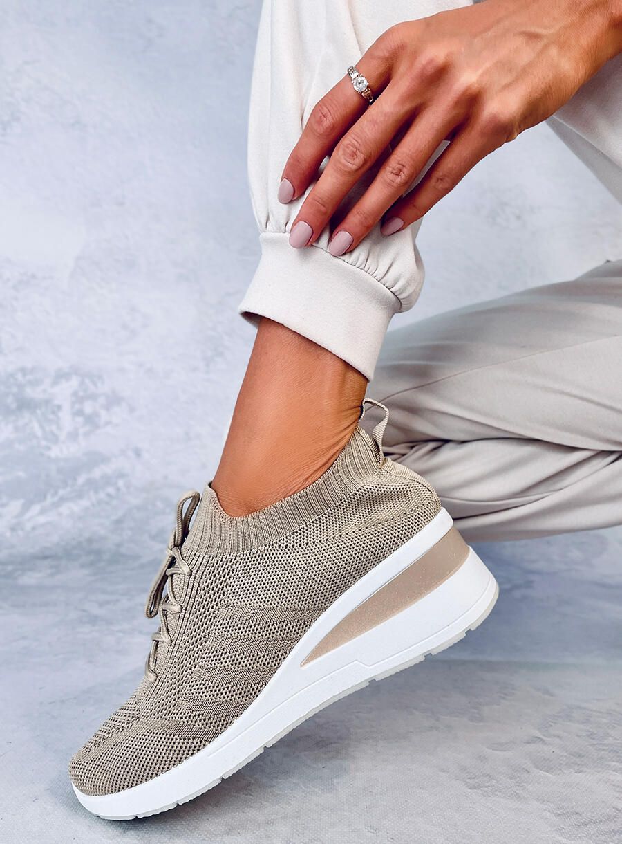 Teniși sport bej din material elastic
