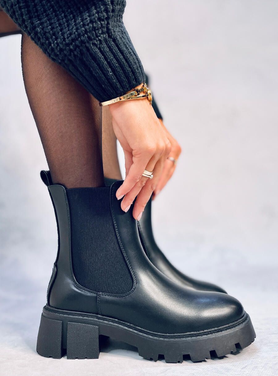 Botine înalte de culoare neagră