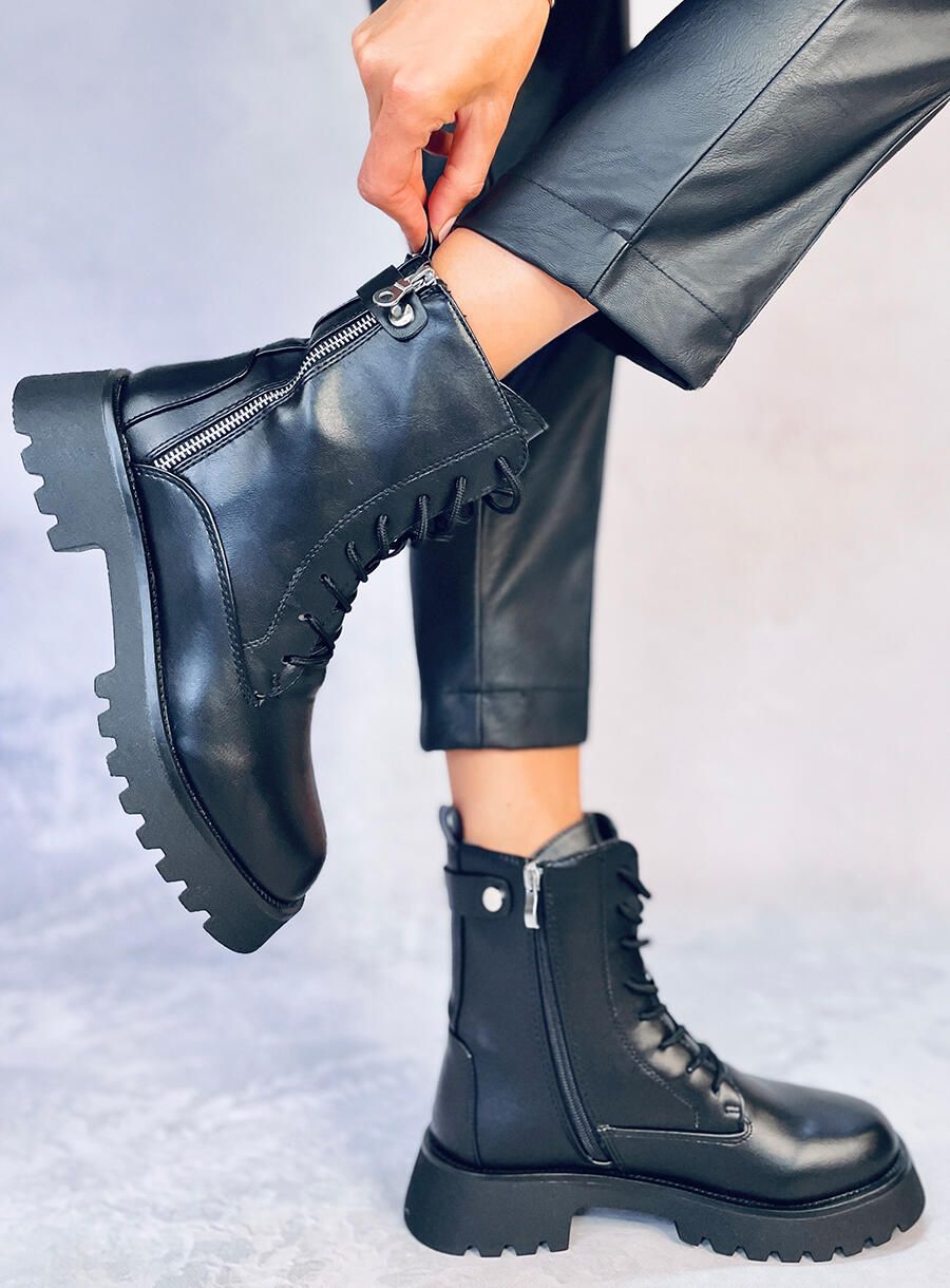 Botine negre cu șireturi