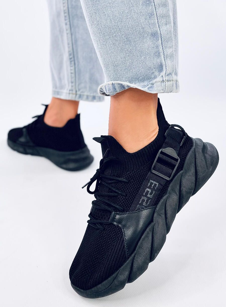 Adidași negri din material textil