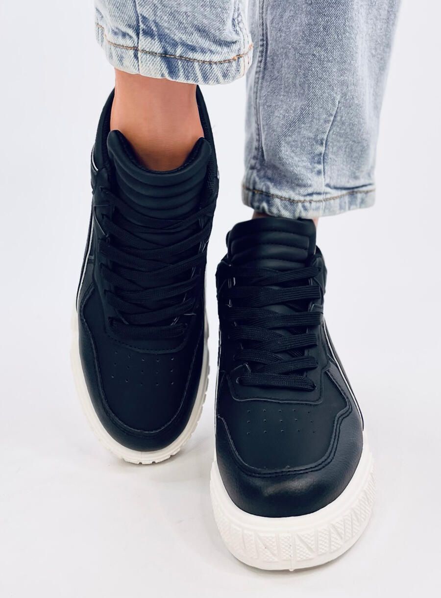 Adidași negri la gleznă