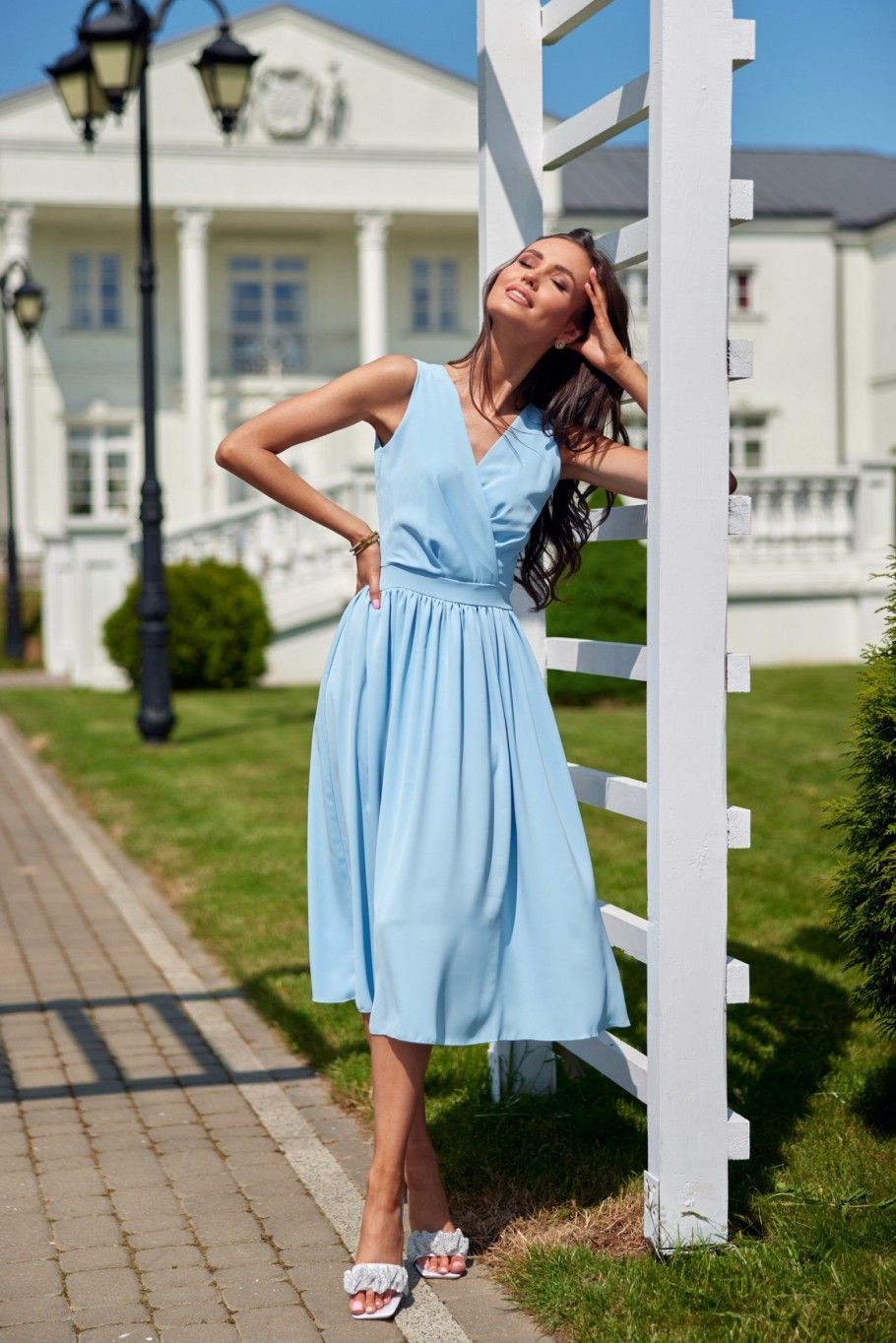 Rochie midi bleu cu decolteu petrecut și bretele late