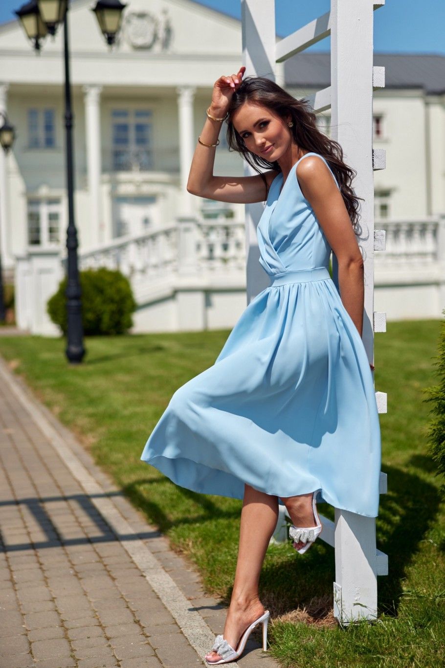 Rochie midi bleu cu decolteu petrecut și bretele late
