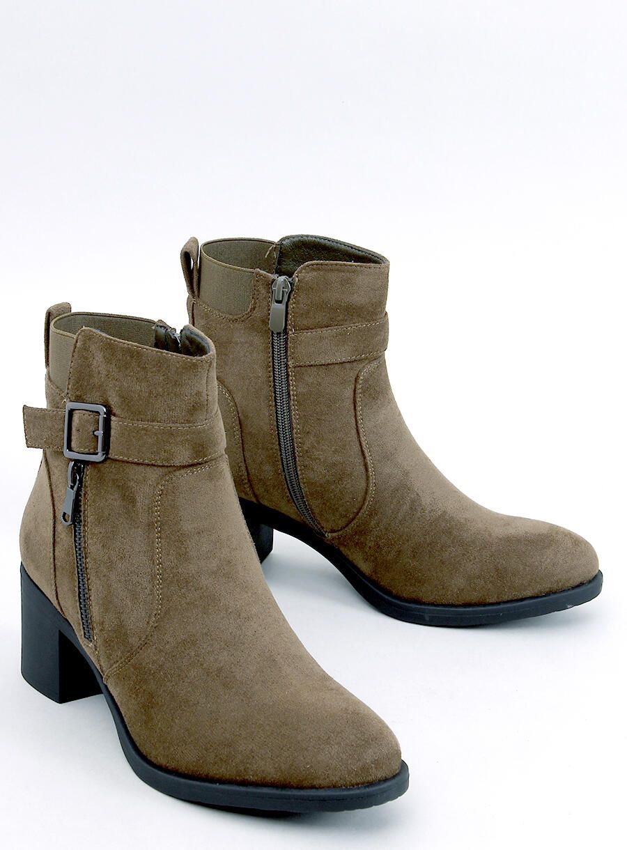 Botine kaki din piele întoarsă cu cataramă