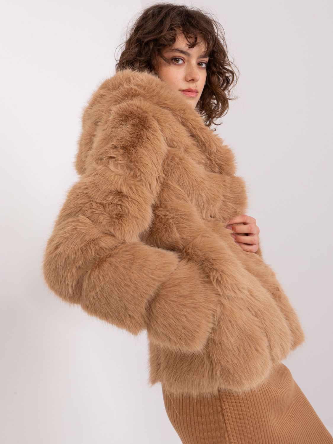 Jachetă de tranziție călduroasă cu glugă de culoare camel