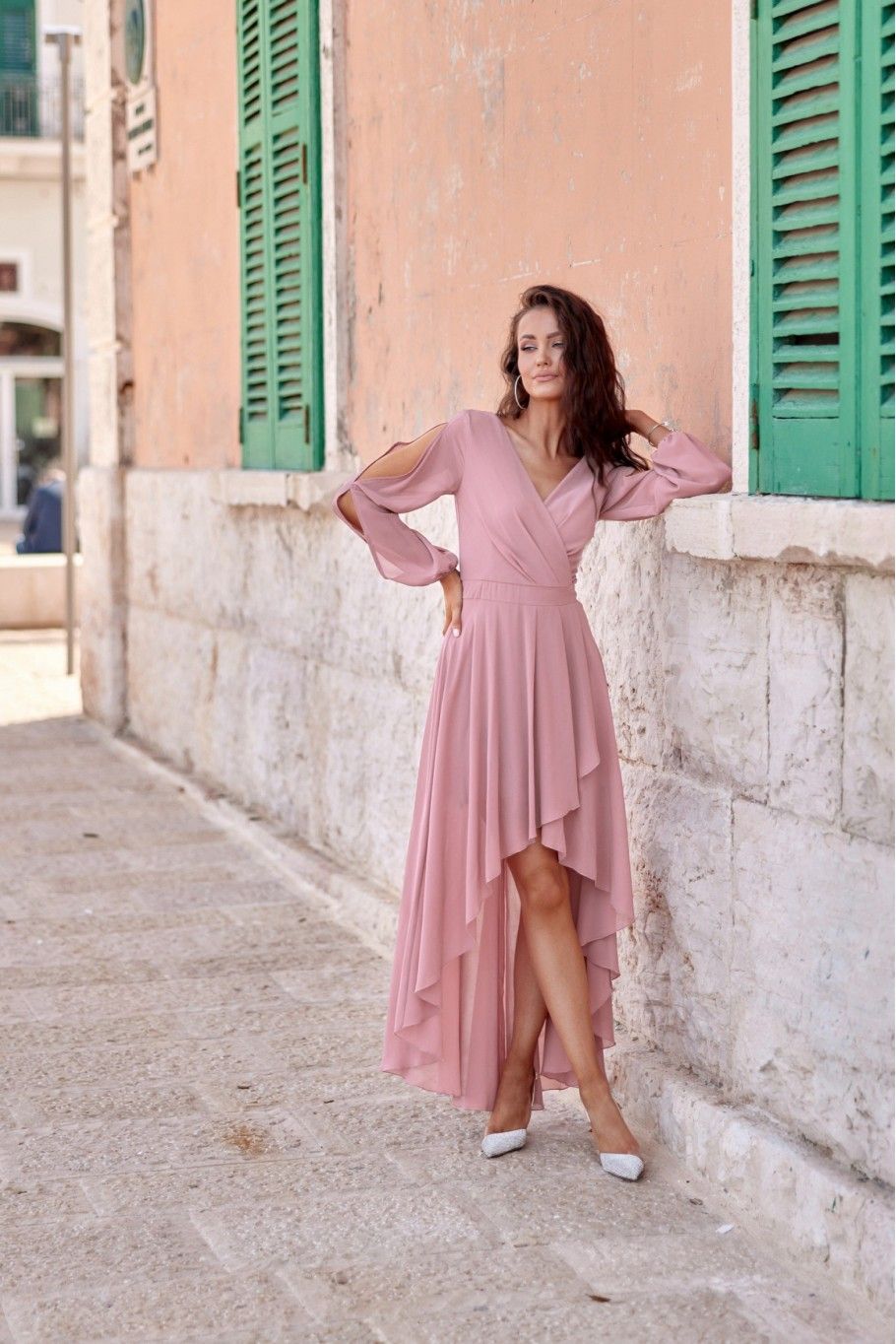 Rochie maxi asimetrică cu mâneci lungi în roz închis