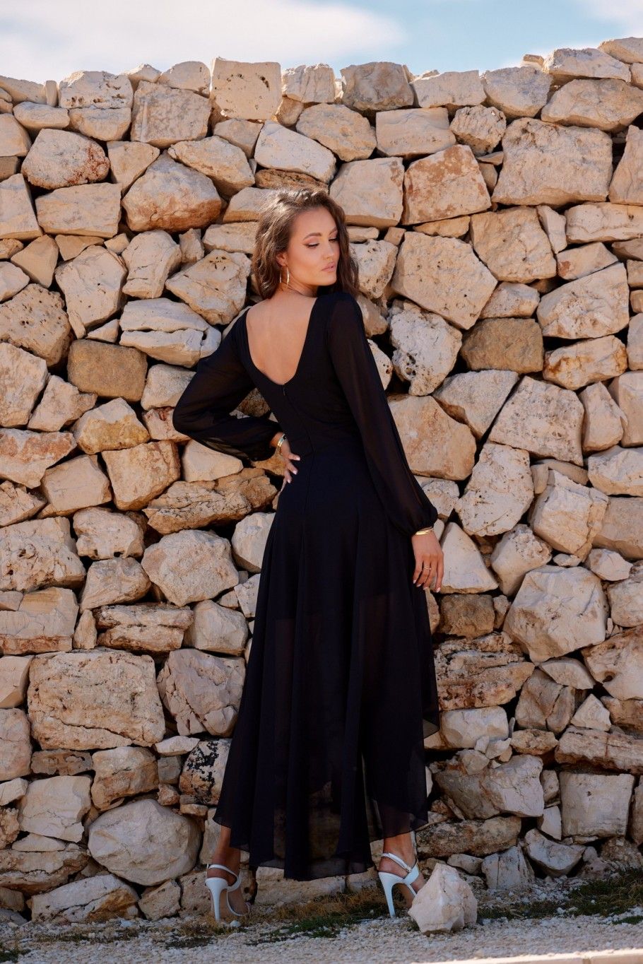 Rochie maxi asimetrică neagră cu mâneci lungi