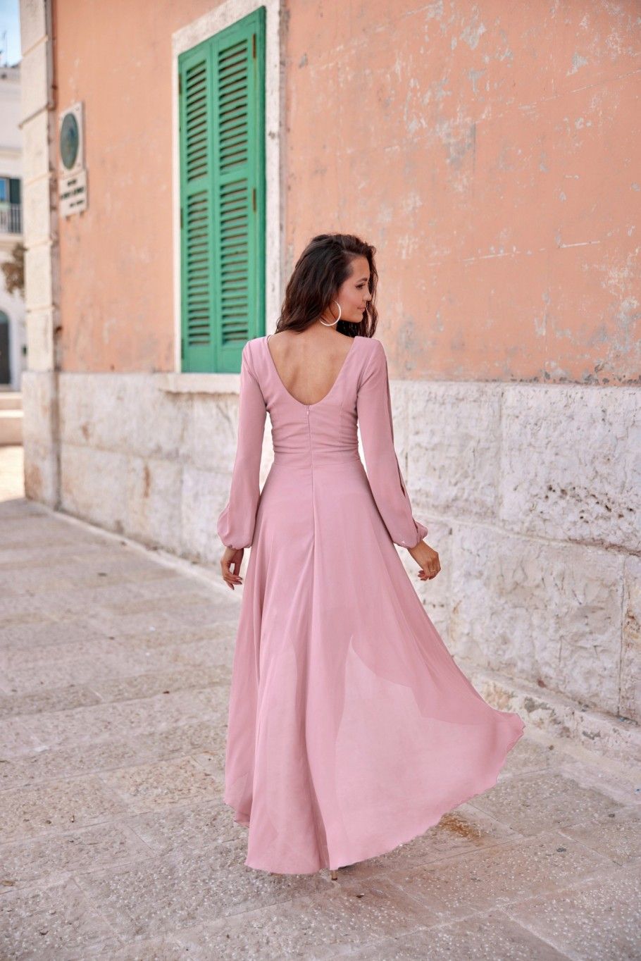 Rochie maxi asimetrică cu mâneci lungi în roz închis
