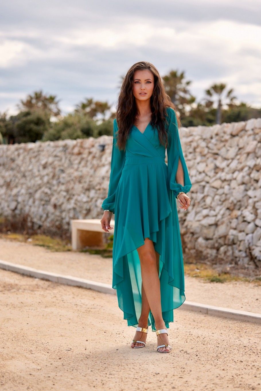 Rochie maxi asimetrică cu mâneci lungi, verde deschis