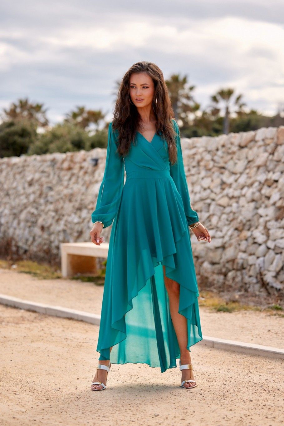 Rochie maxi asimetrică cu mâneci lungi, verde deschis