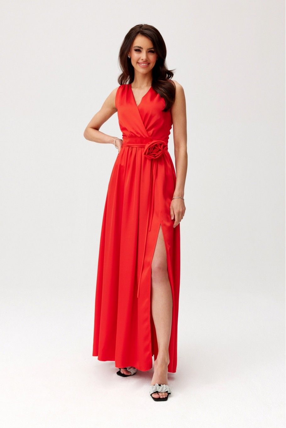 Rochie maxi din satin cu trandafir decorativ, roșie