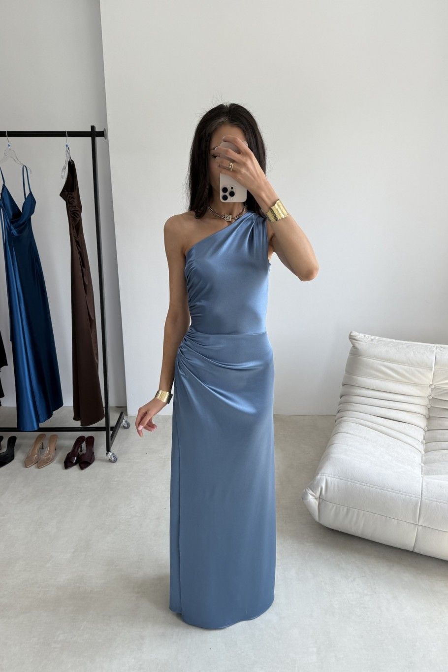 Rochie maxi satinată pe un umăr, albastru denim