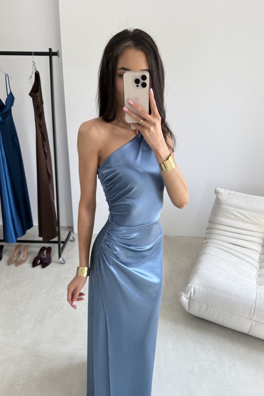 Rochie maxi satinată pe un umăr, albastru denim