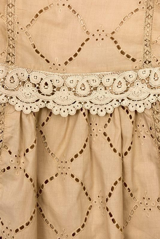 Rochie maro deschis cu dantelă și broderie