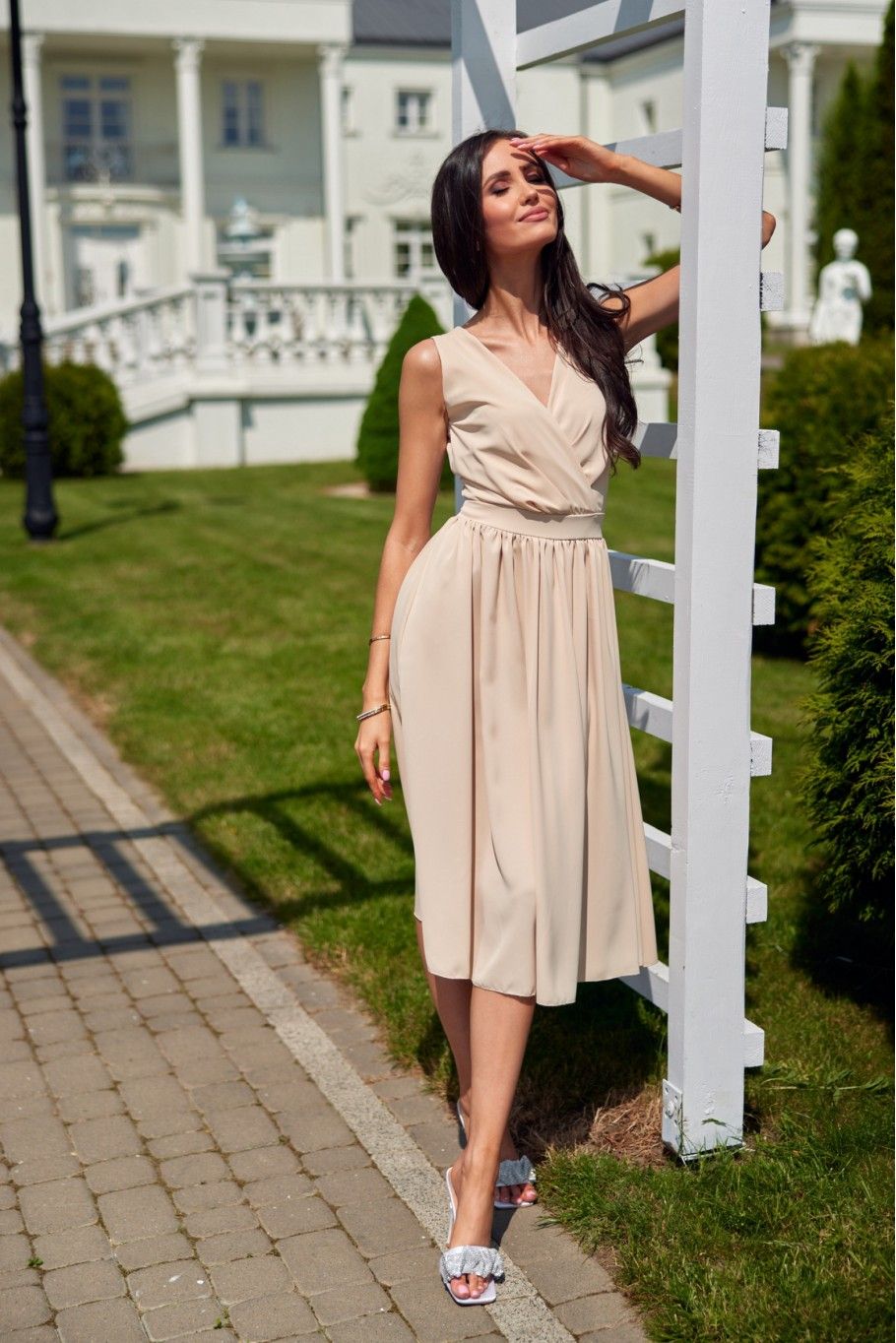 Rochie midi bej cu decolteu petrecut și bretele late