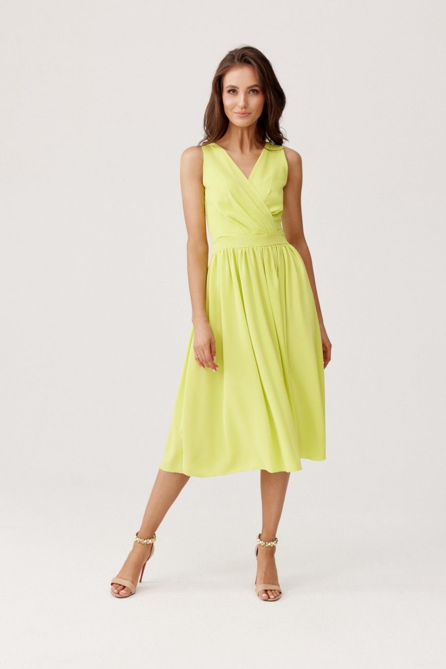 Rochie midi lime cu decolteu petrecut și bretele late