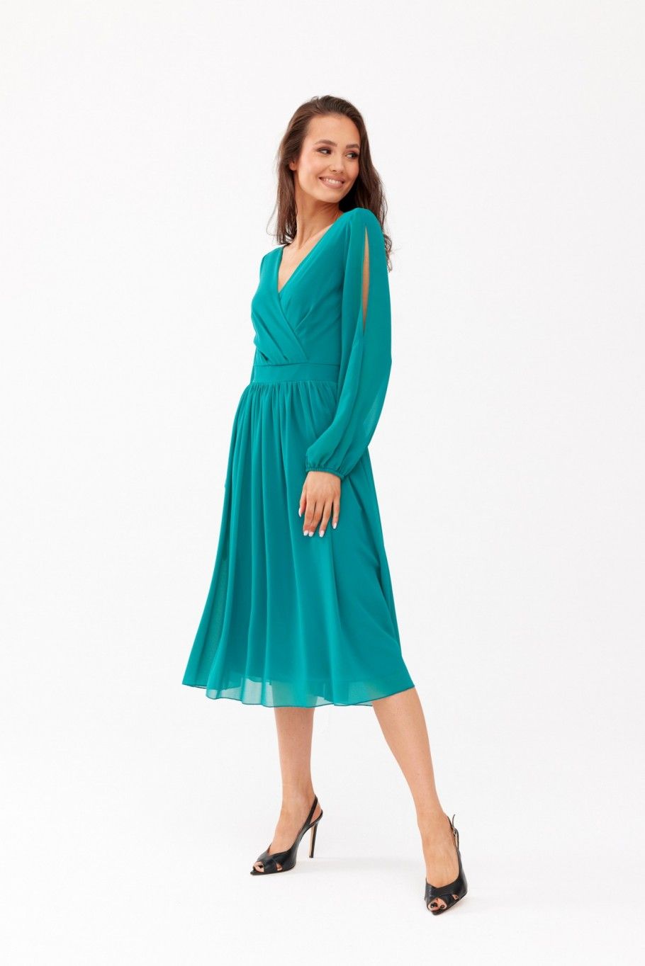 Rochie evazată cu decolteu petrecut și mâneci lungi, verde deschis