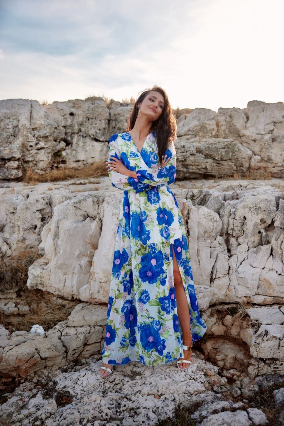 Rochie lungă cu model și legare la spate