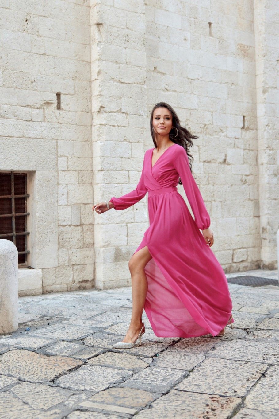 Rochie maxi din șifon cu mâneci lungi și legare la spate, culoare amarant