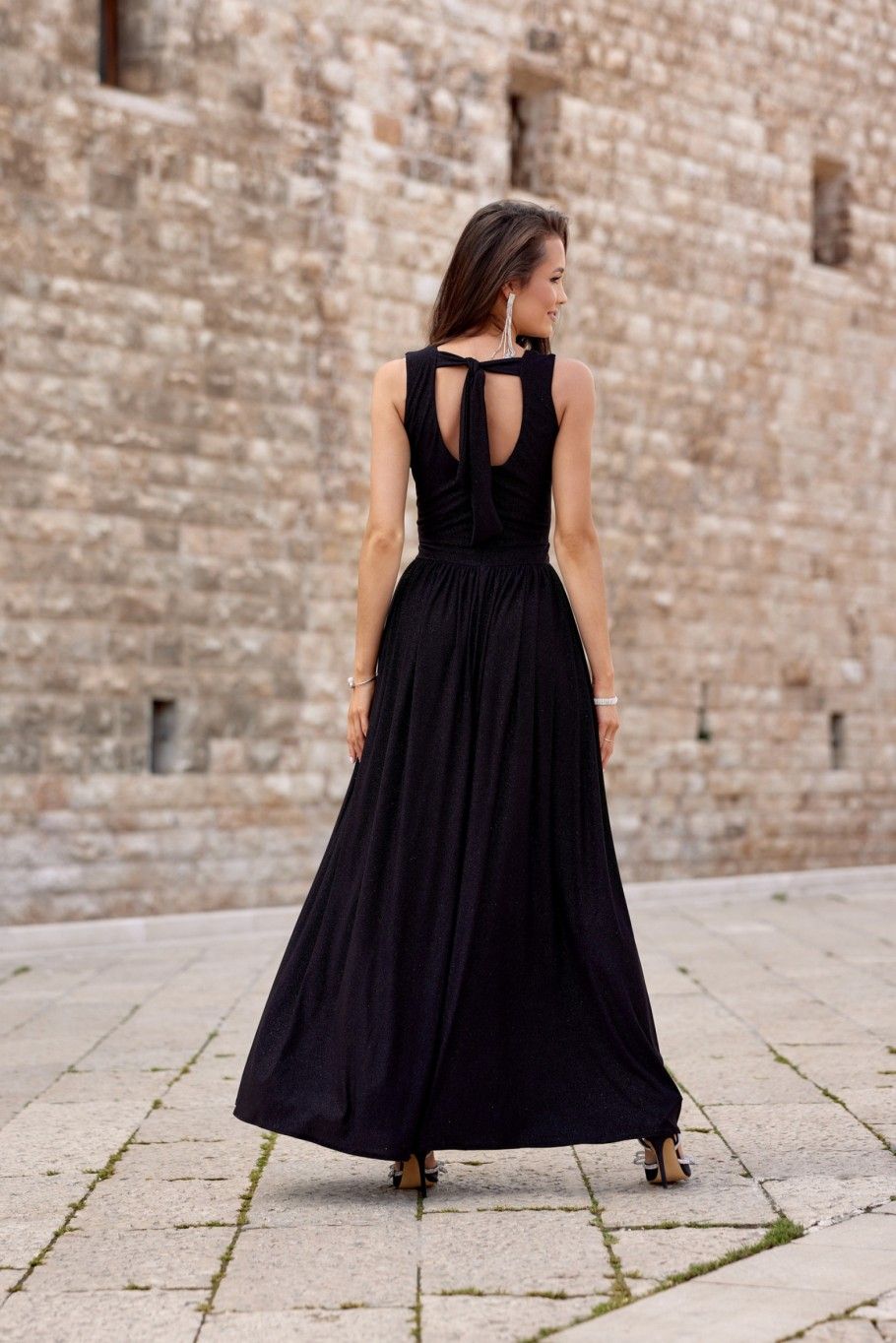 Rochie maxi brocart cu legare la spate – neagră