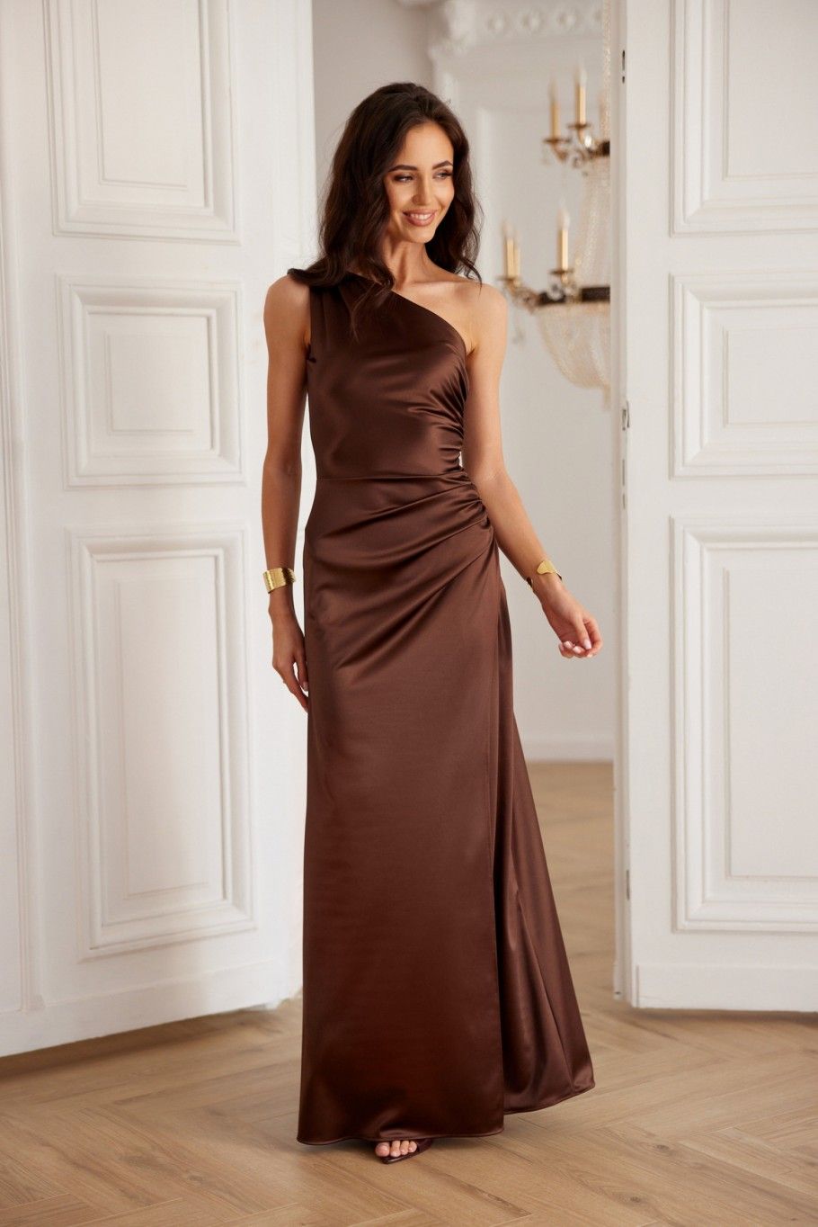 Rochie maxi satinată pe un umăr, maro