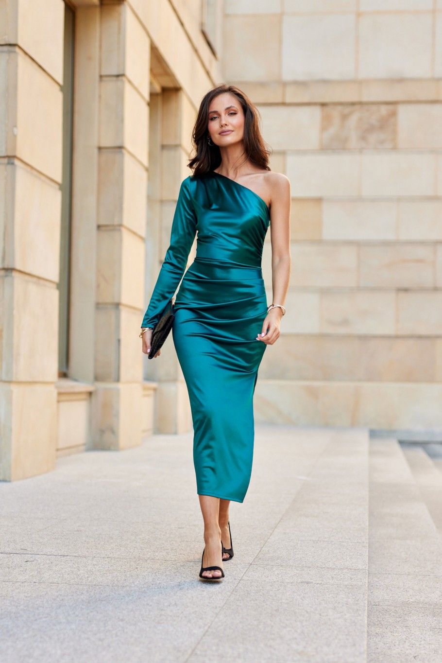 Rochie midi satinată cu o mânecă lungă, verde