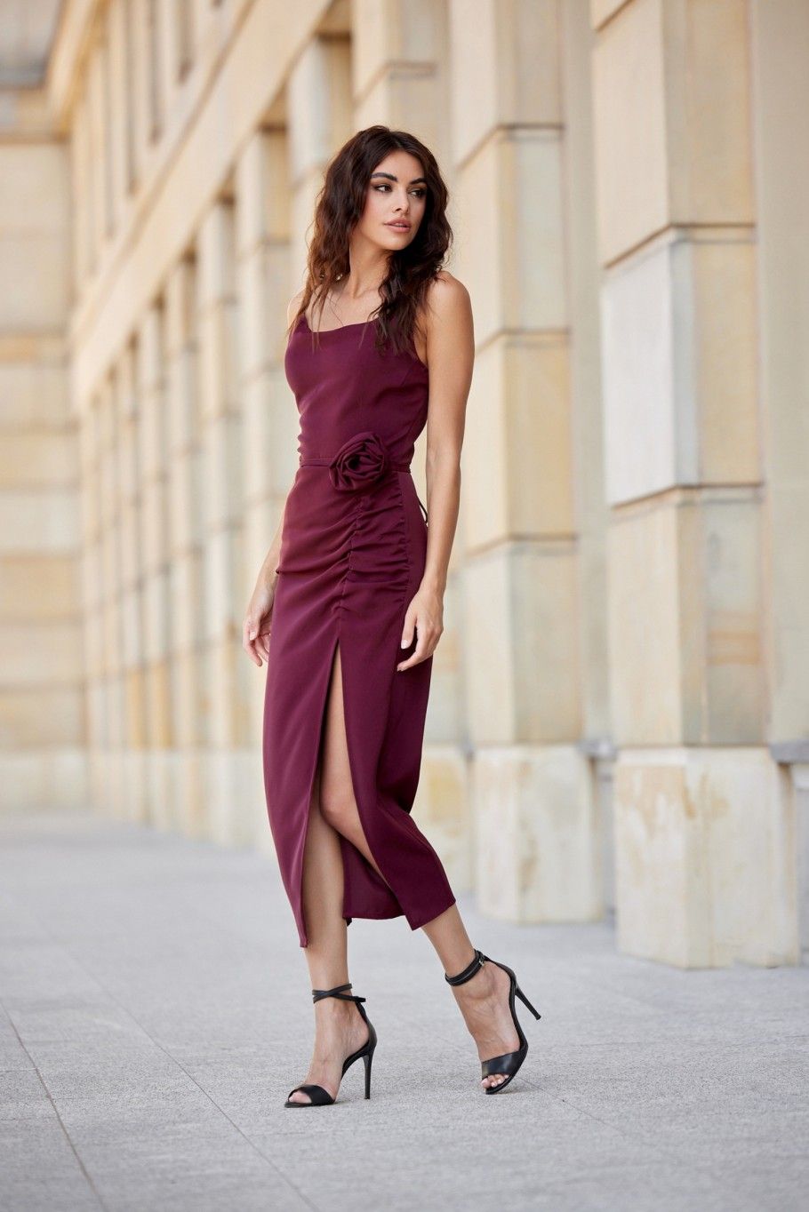 Rochie midi cu drapaj și trandafir decorativ în culoare bordo