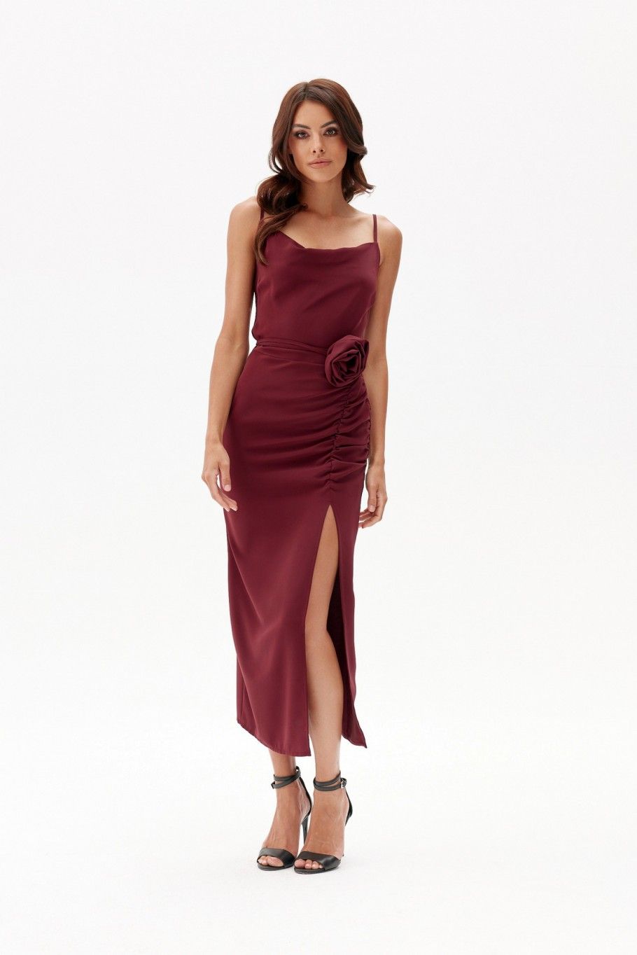 Rochie midi cu drapaj și trandafir decorativ în culoare bordo