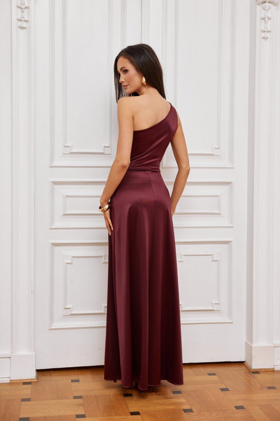 Rochie maxi satinată pe un umăr, culoare bordo