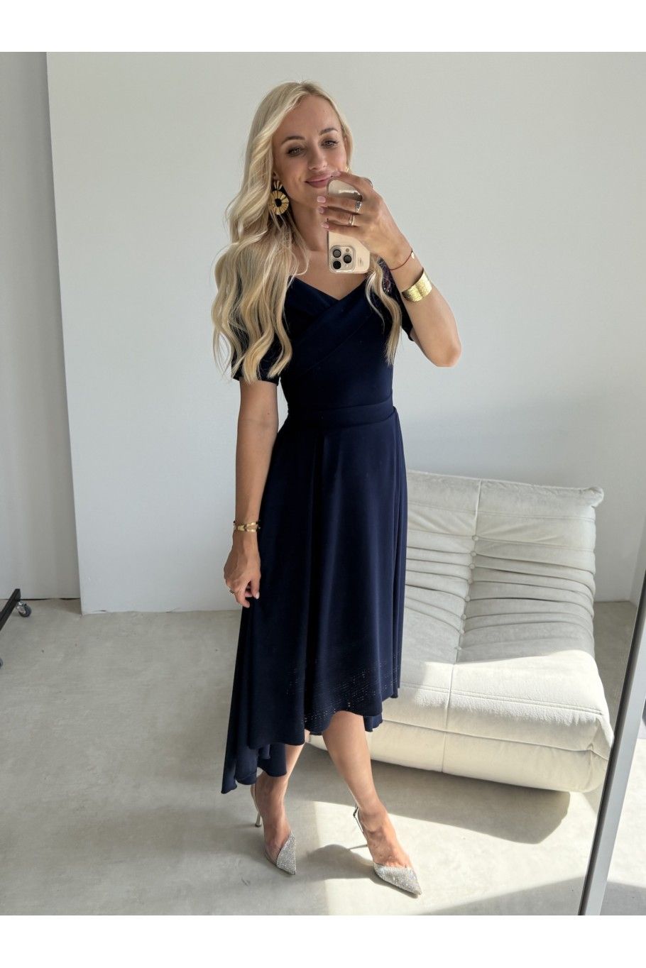 Rochie midi bleumarin cu decolteu asimetric