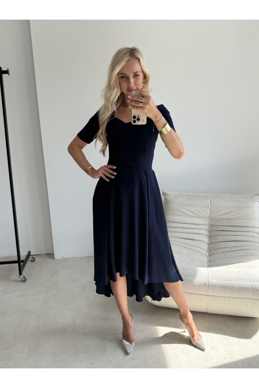 Rochie midi bleumarin cu decolteu asimetric