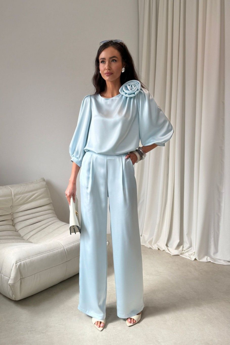 Pantaloni în nuanță baby blue
