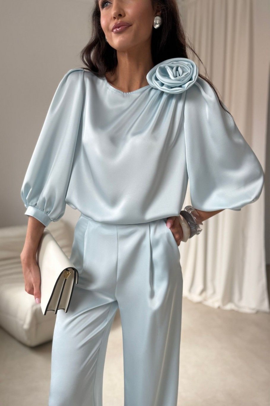 Pantaloni în nuanță baby blue