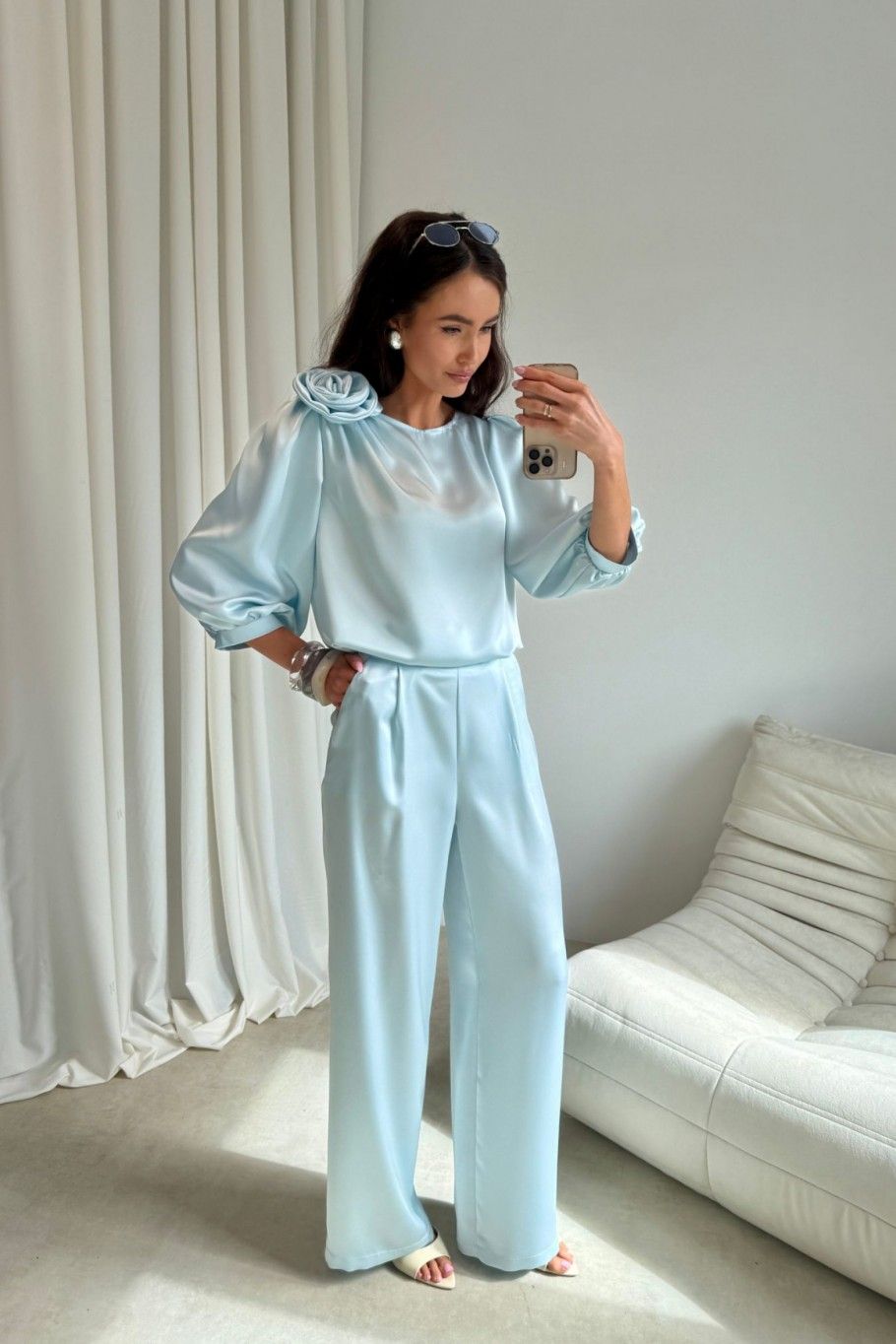 Pantaloni în nuanță baby blue