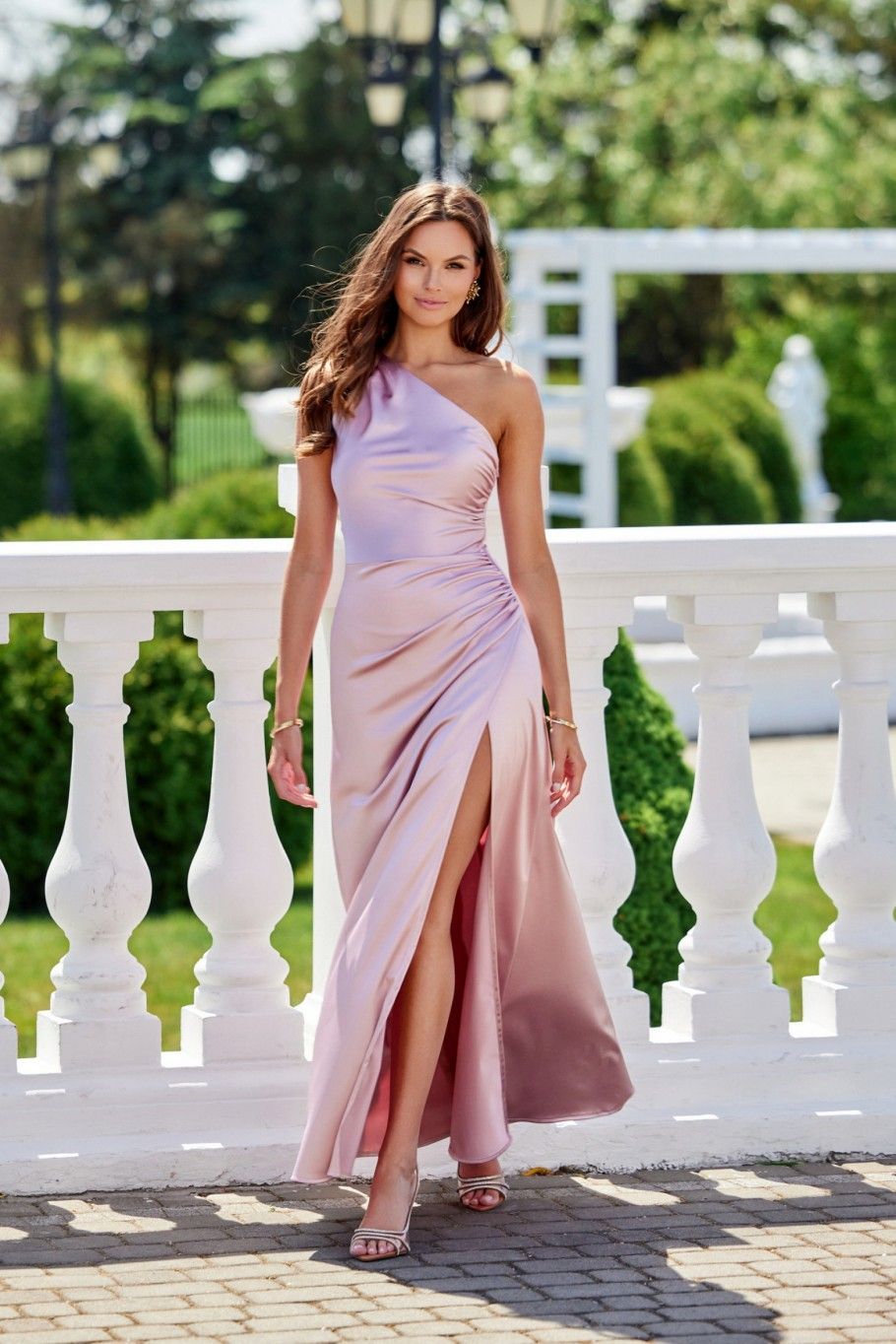 Rochie maxi satinată pe un umăr, roz