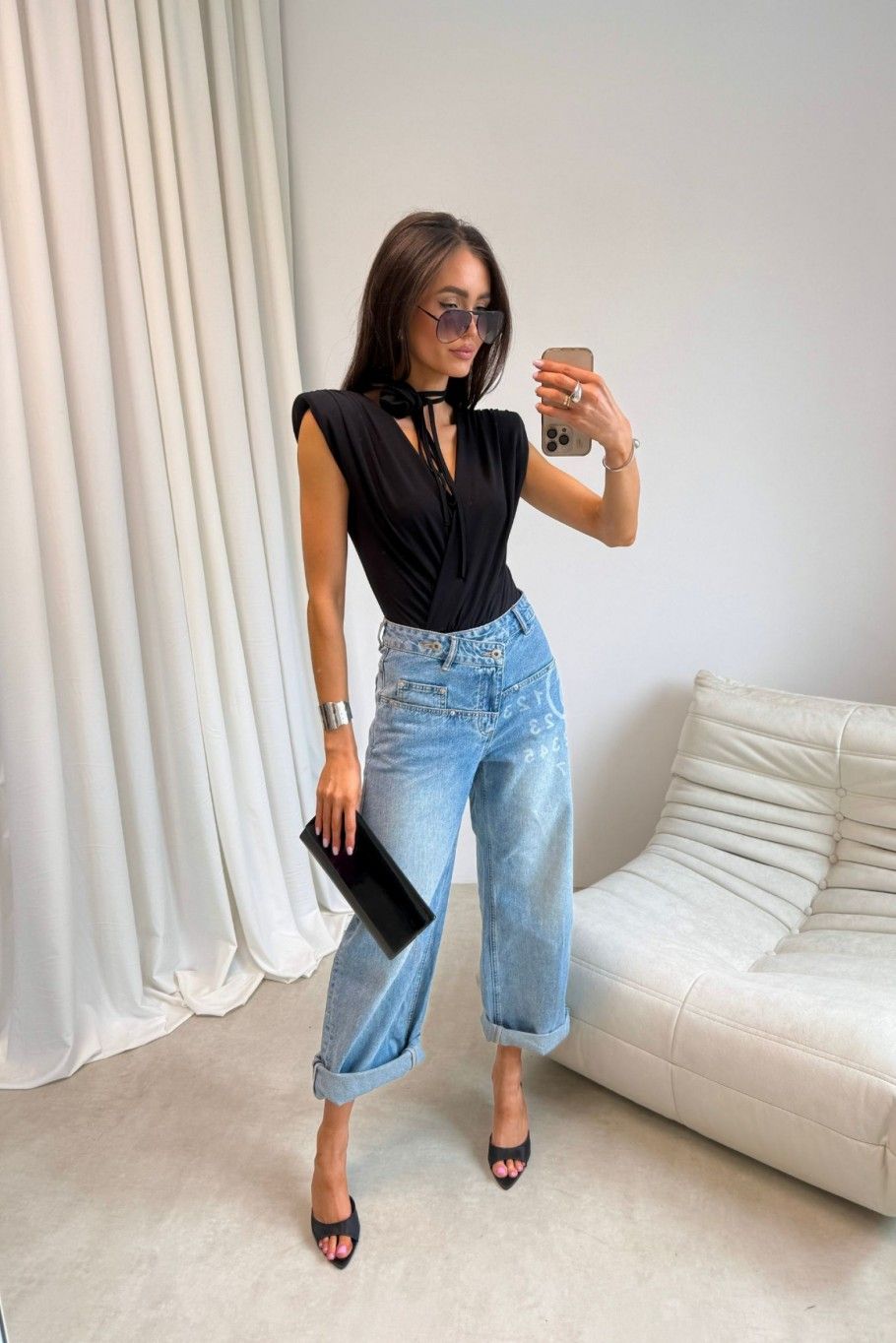 Body negru cu curea decorativă