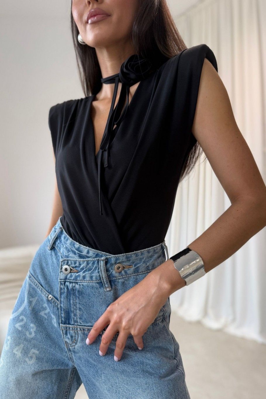 Body negru cu curea decorativă