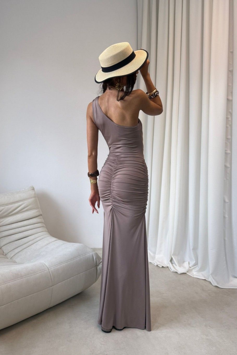 Rochie maxi maro deschis cu despicătură pe picior