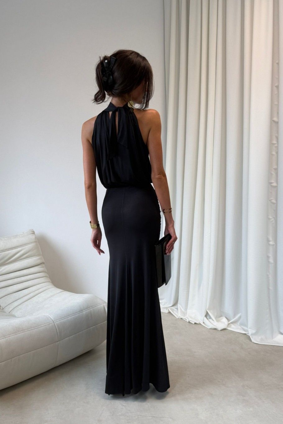 Rochie maxi lungă neagră cu decolteu spectaculos