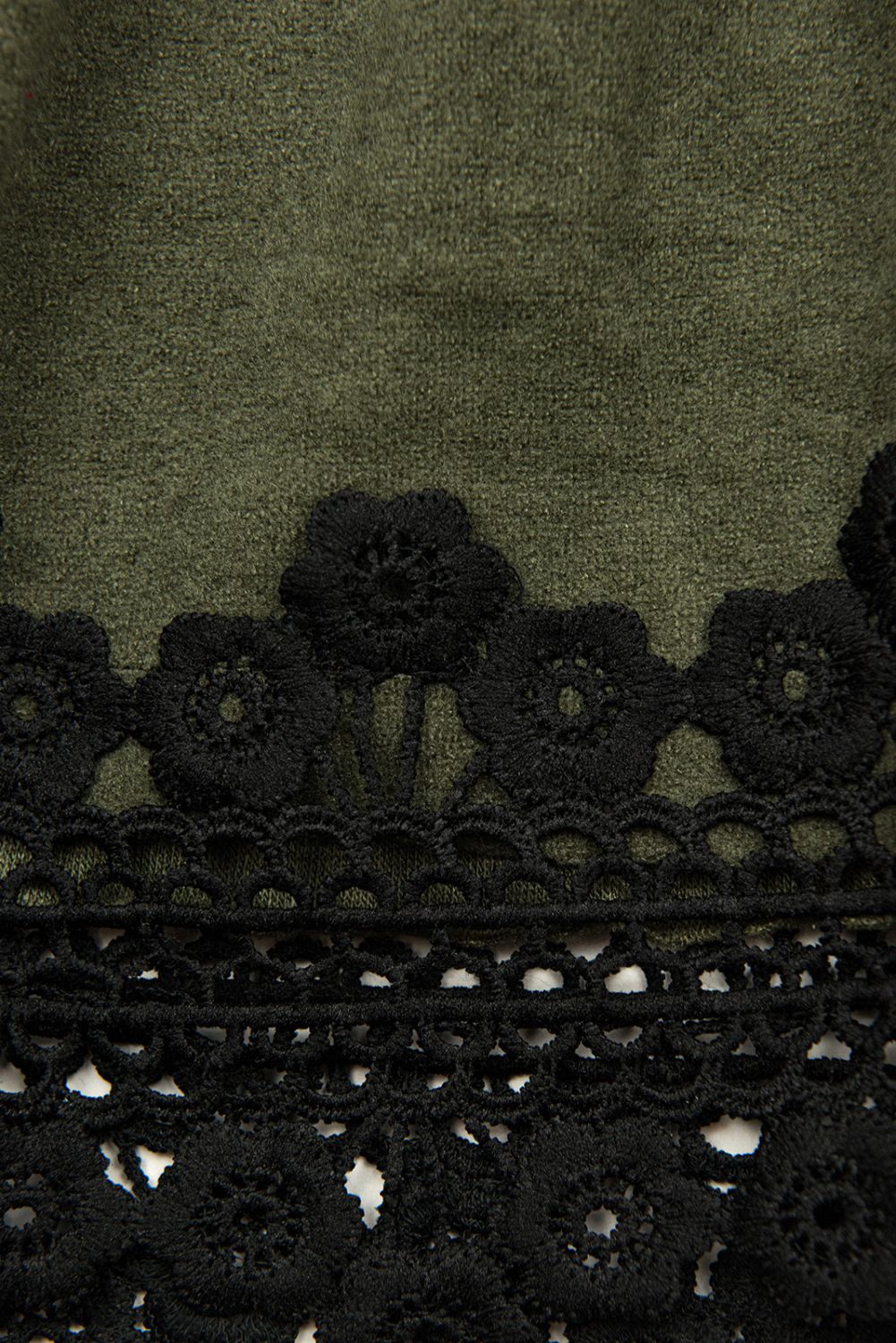 Rochie scurtă verde army cu dantelă
