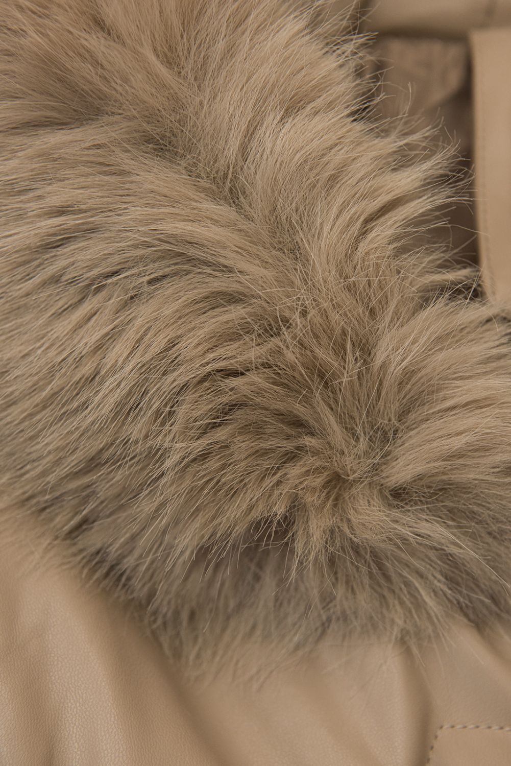 Palton matlasat din piele sintetică cu blană artificială, bej