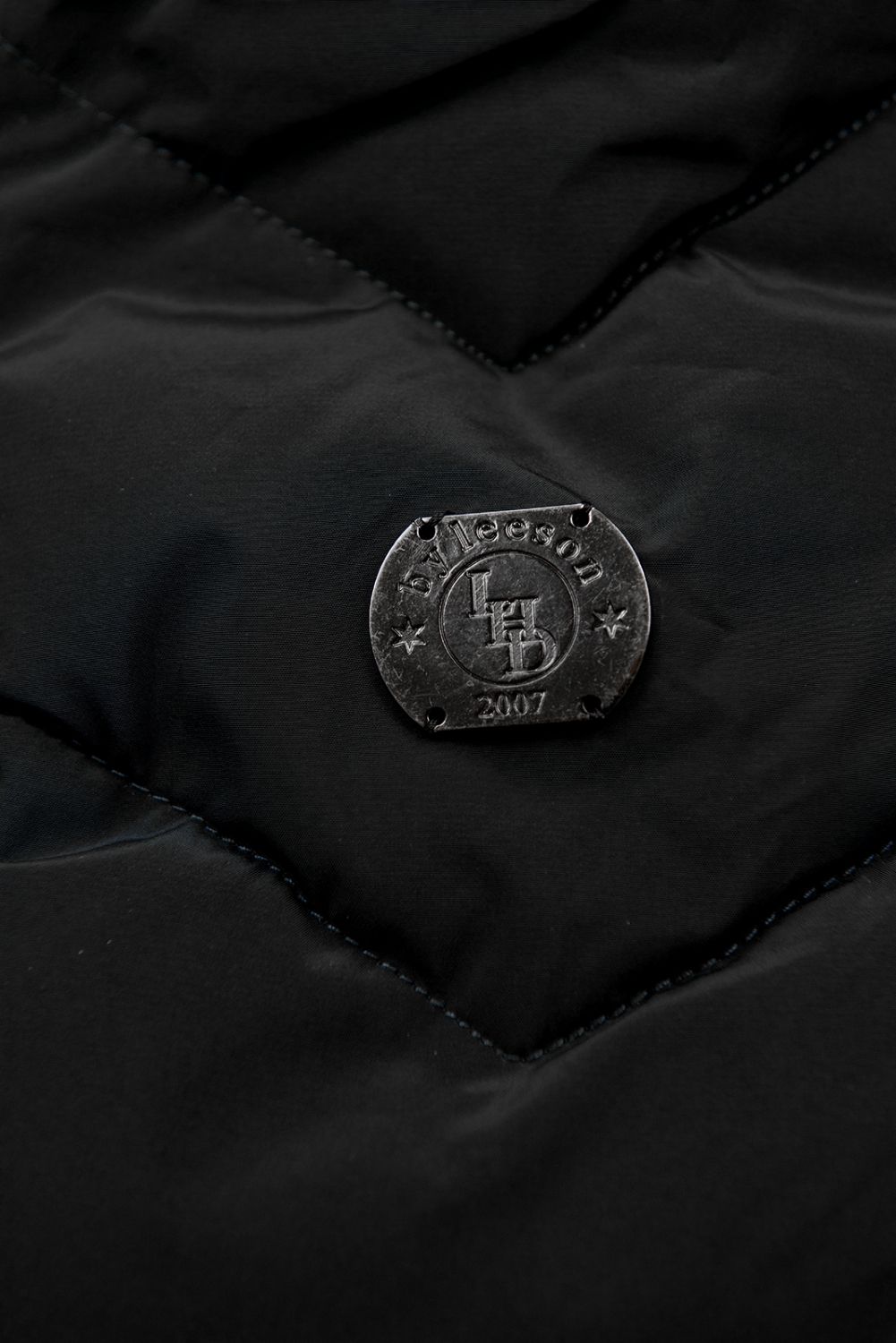 Geacă de iarnă matlasată neagră cu glugă detașabilă