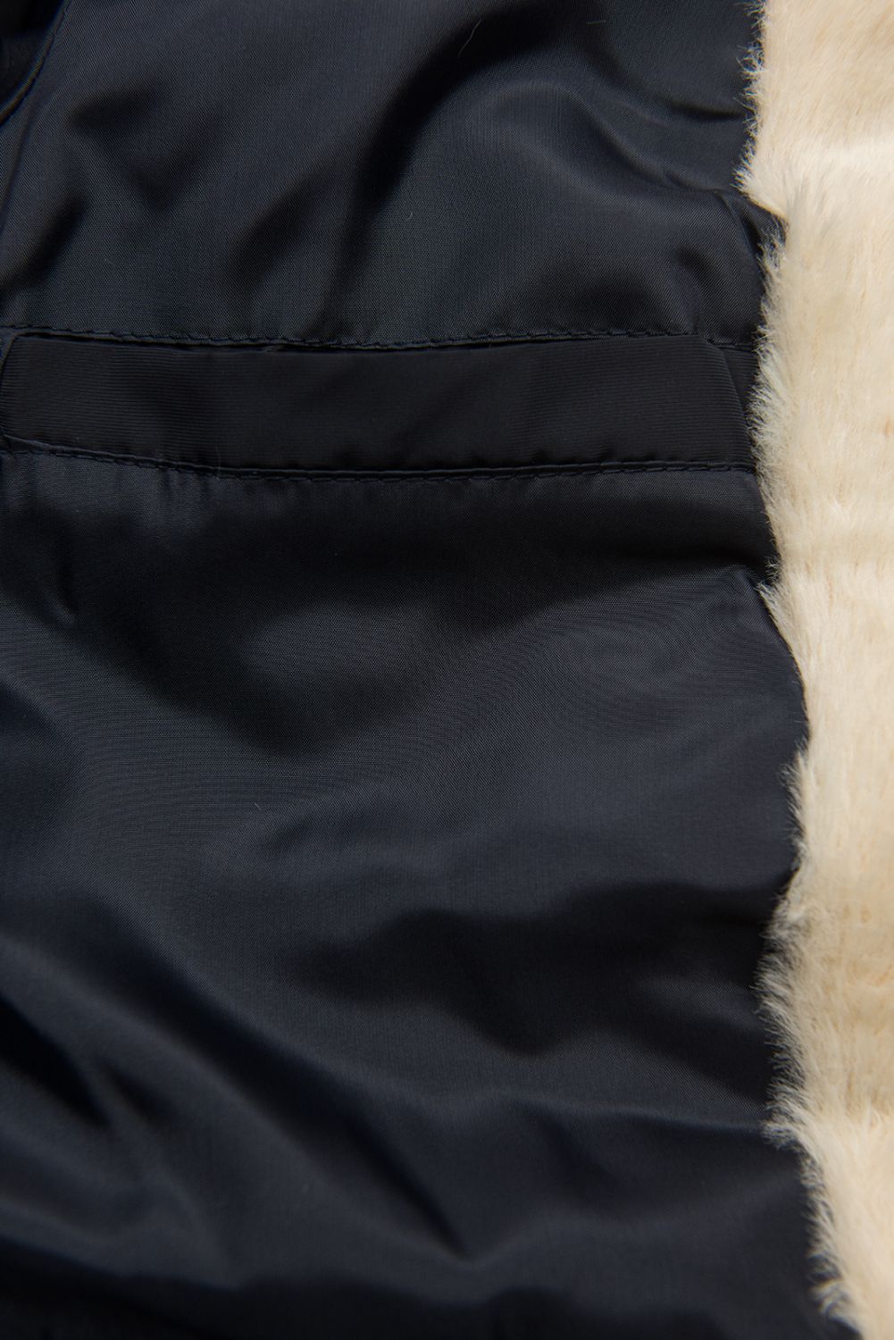 Geacă matlasată bleumarin într-o croială parka