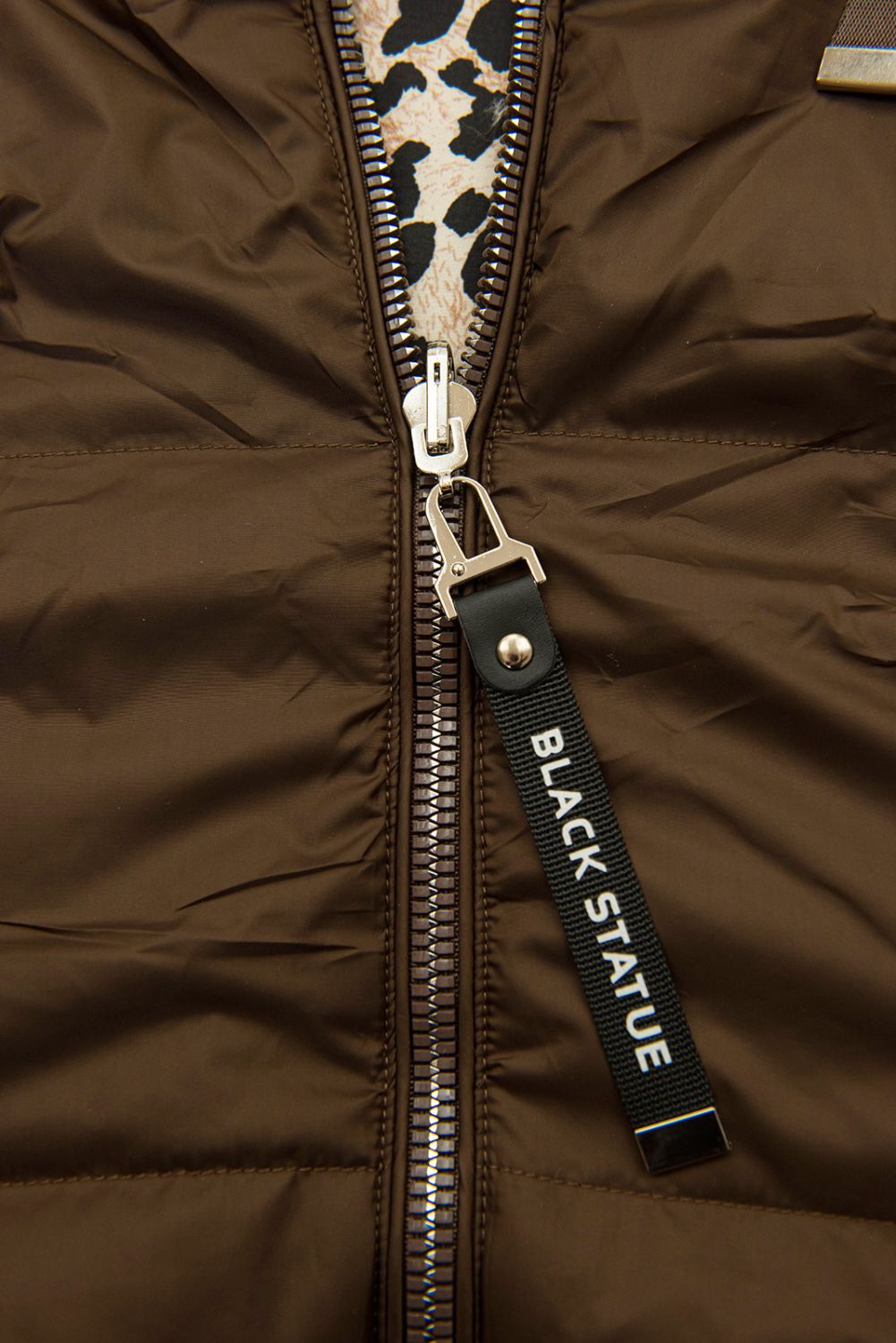 Vestă reversibilă cu imprimeu leopard, maro ciocolatiu