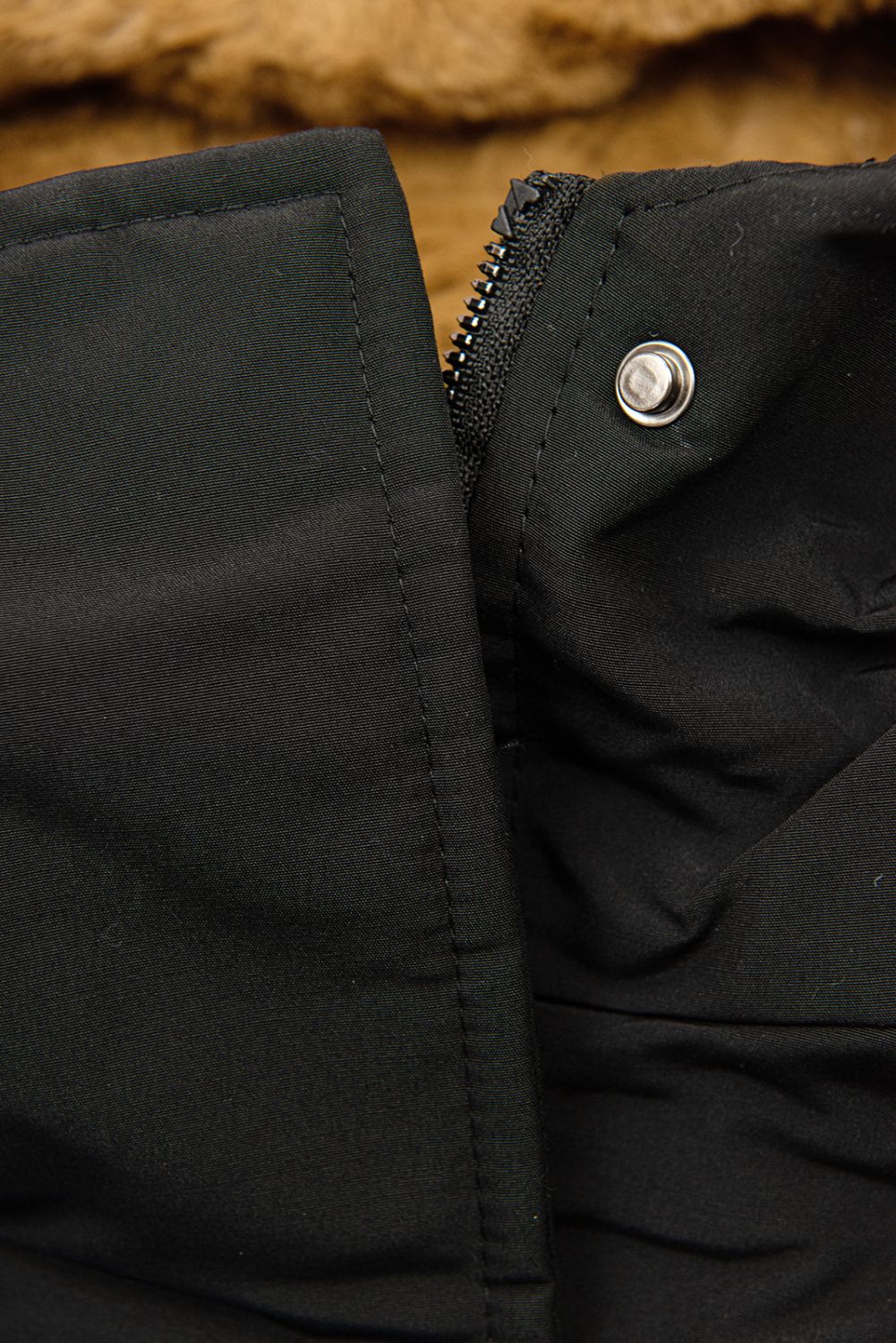 Parka neagră cu blană pe glugă
