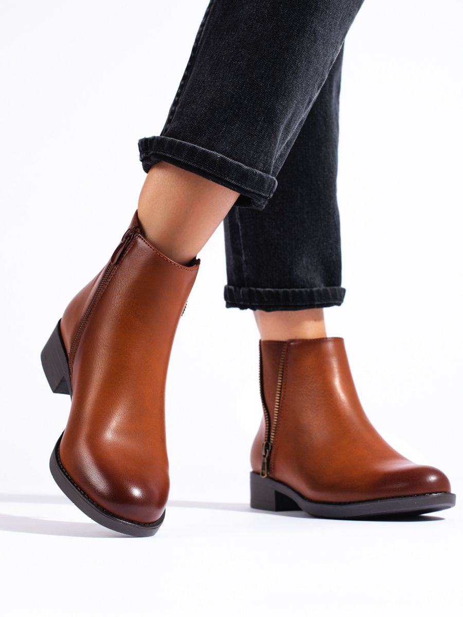 Botine joase maro cu fermoar decorativ