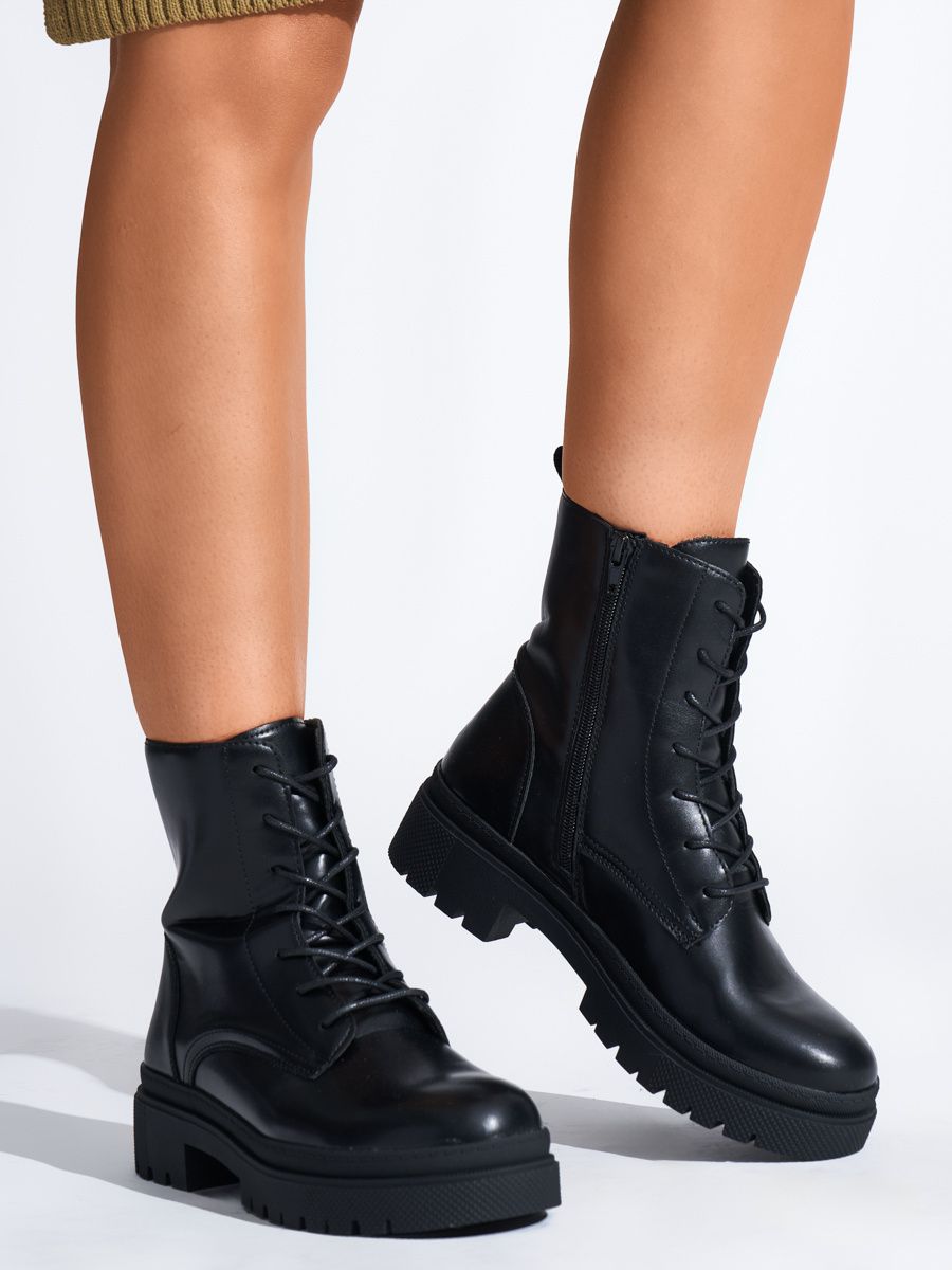 Botine negre cu șireturi