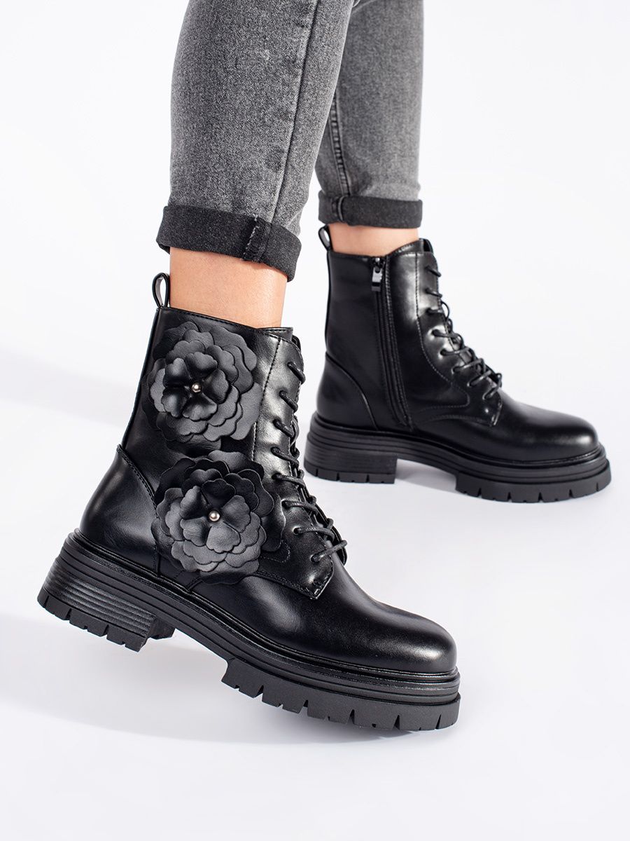 Botine negre căptușite cu flori